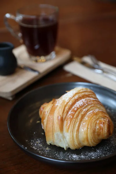 Croissant Kawą Zbliżenie Tle Drewna — Zdjęcie stockowe