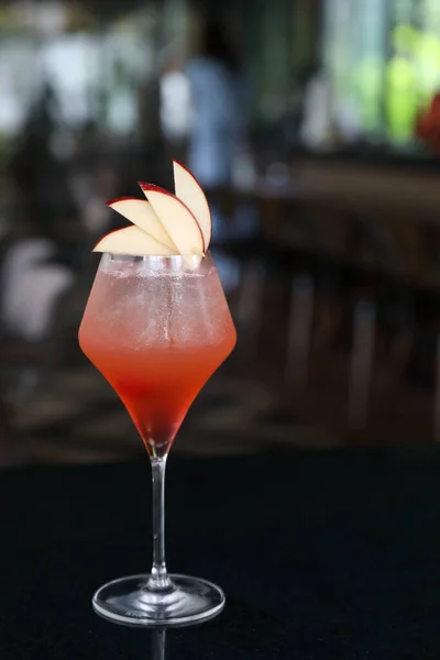 酒吧台上有冰块的粉红色鸡尾酒杯 — 图库照片