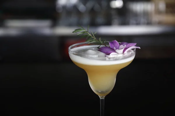 Gult Cocktailglas Med Vid Bardisken — Stockfoto