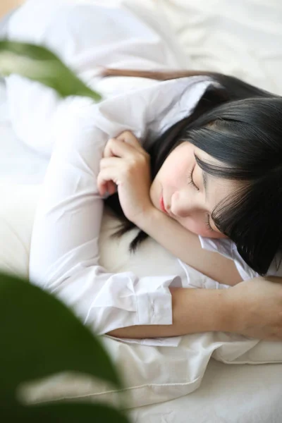 Gadis Tidur Tempat Tidur Dekat — Stok Foto