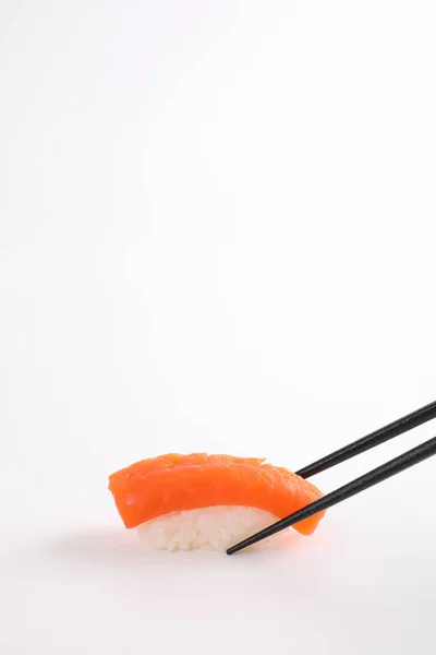 Sushi Salmón Con Palillos Comida Japonesa Aislada Fondo Blanco — Foto de Stock