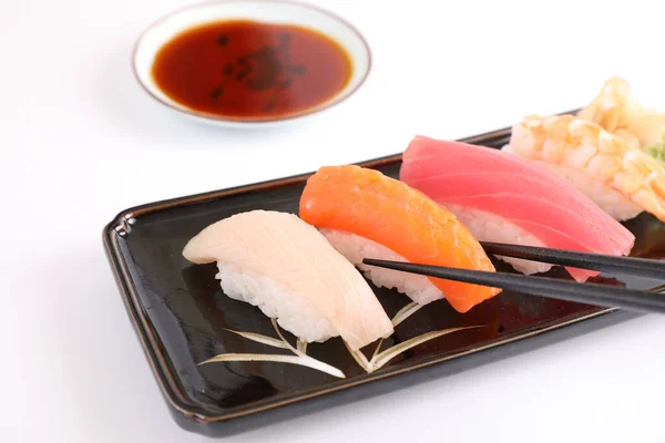 Sushi Set Japansk Mat Sushi Lax Tonfisk Räkor Och Havsabborre — Stockfoto