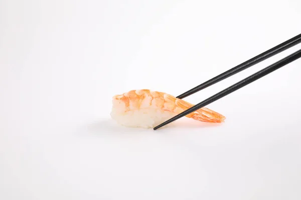 白地に隔離された箸でエビ寿司 — ストック写真
