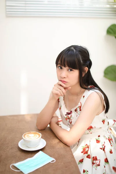 Jovem Ásia Mulher Sentado Com Máscara Café Café — Fotografia de Stock