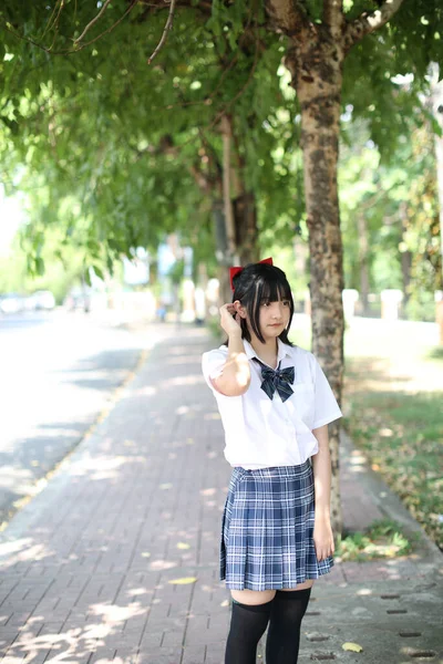 School Girl Looking Tree Background — Stock Photo, Image