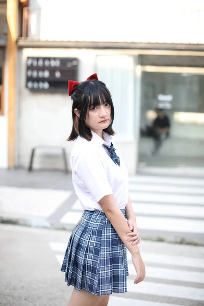 Menina Escola Asiática Andando Olhando Para Cidade Urbana — Fotografia de Stock