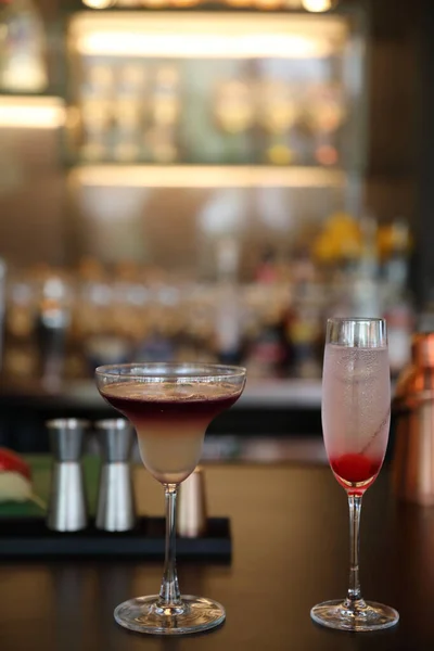 Cocktail Bicchieri Sul Bancone Del Bar Cucciolo Ristorante — Foto Stock