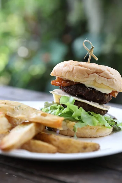 Hamburger Boeuf Sur Fond Bois — Photo