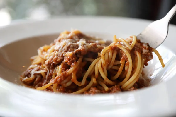 Espaguetis Boloñesa Con Carne Picada Salsa Tomate Adornada Con Queso —  Fotos de Stock