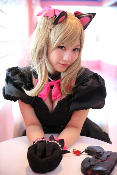 ピンクの部屋でゲーム制服の衣装の若い女性 — ストック写真
