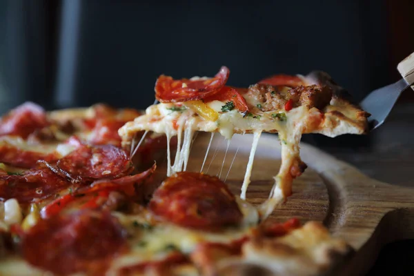 Pizza Pepperoni Perto — Fotografia de Stock