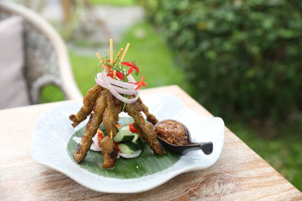 红褐色餐桌上的鸡食开胃菜 — 图库照片