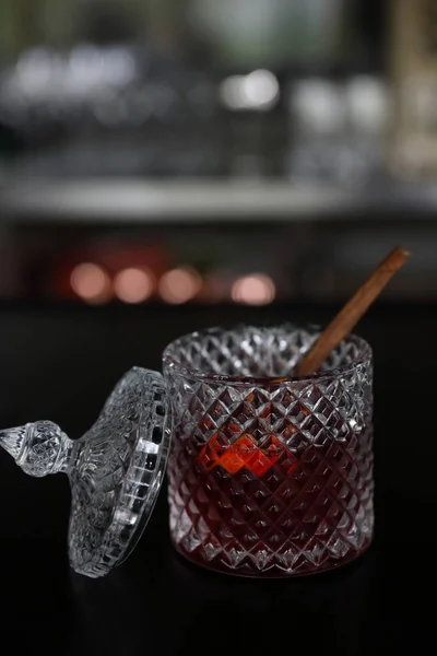 Bar Tezgahında Buzlu Pembe Kokteyl Bardağı — Stok fotoğraf