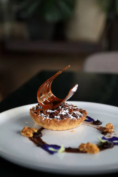 Gâteau Chocolat Avec Sauce Aux Baies Amande Décorée — Photo