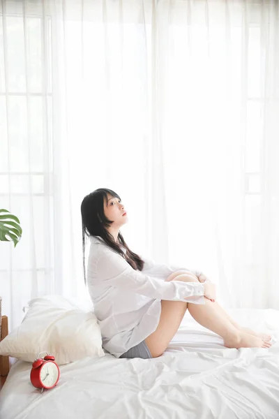 Portré Gyönyörű Ázsiai Lány Óra Fehér Hálószoba — Stock Fotó