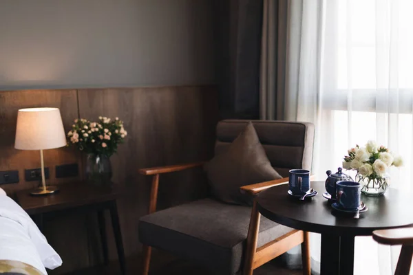 卧室里的木制 黑色和灰色现代餐桌和椅子 — 图库照片