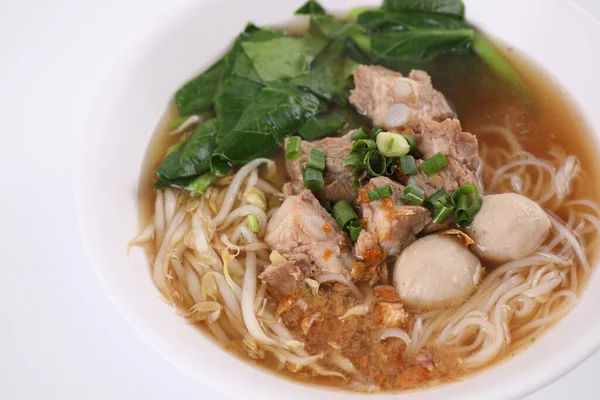 Comida Tailandesa Local Fideos Con Bola Carne Cerdo Aislados Fondo — Foto de Stock