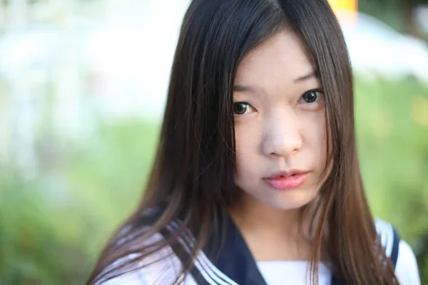 Close Face Van Schoolmeisje Kostuum Park Outdoor Met Bloemen Tuin — Stockfoto