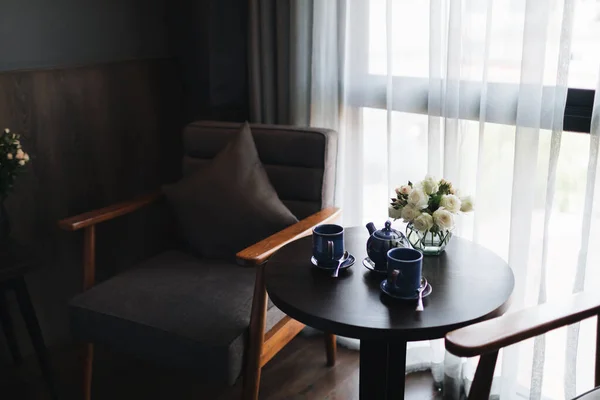 卧室里的木制 黑色和灰色现代餐桌和椅子 — 图库照片