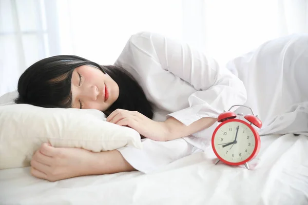Gadis Tidur Dengan Jam Kamar Tidur Putih — Stok Foto