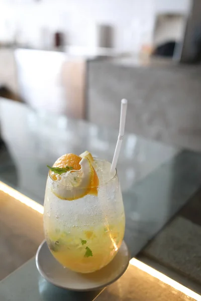 Gele Cocktailglas Met Ijs — Stockfoto