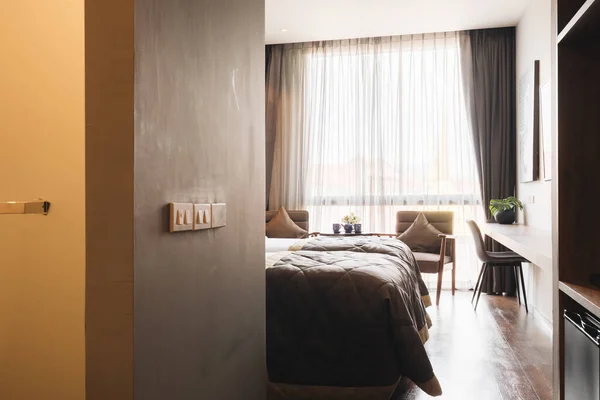 黒とグレーのモダンな寝室のインテリア — ストック写真