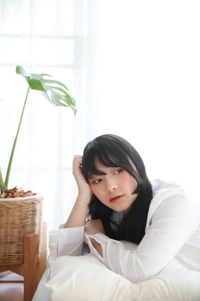 Retrato Hermosa Asiática Chica Durmiendo Cama Blanco Habitación — Foto de Stock