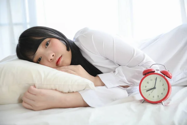 Portre Güzel Asyalı Kız Beyaz Yatak Odasında Saatle Oturuyor — Stok fotoğraf