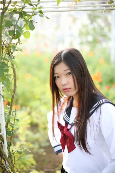 Traje Niña Escuela Parque Aire Libre Con Flores Fondo Jardín — Foto de Stock