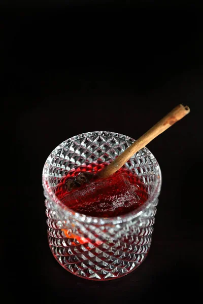 Roze Cocktailglas Met Ijs Aan Een Bar — Stockfoto