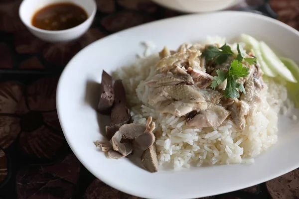 木の背景に米とタイ料理のグルメ蒸し鶏 — ストック写真