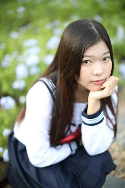 Schoolmeisje Kostuum Park Outdoor Met Bloemen Tuin Achtergrond — Stockfoto