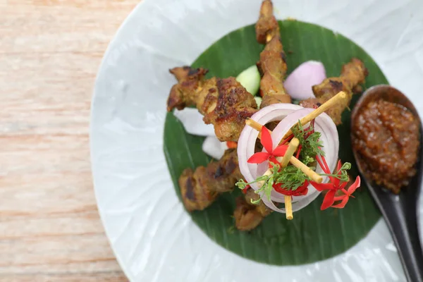 Sate Ayam Pada Hidangan Makanan Jalanan Coklat Gelap — Stok Foto