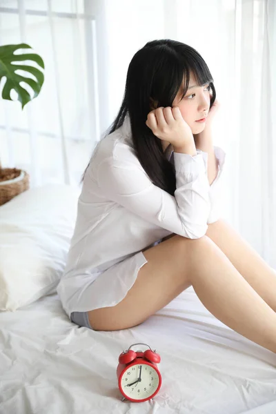 Retrato Bonito Ásia Menina Sentado Com Relógio Branco Quarto — Fotografia de Stock