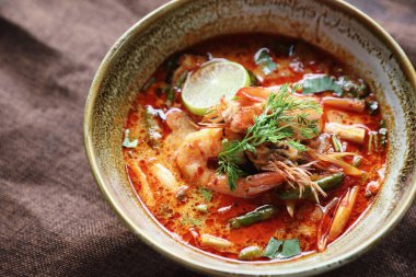 Tom Yum çorbası, Tayland geleneksel baharatlı karides çorbası. 