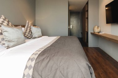 siyah ve gri modern yatak odası iç mimarisi 