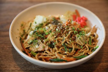 Japon usulü kızarmış şehriye Yakisoba Japon yemeği.