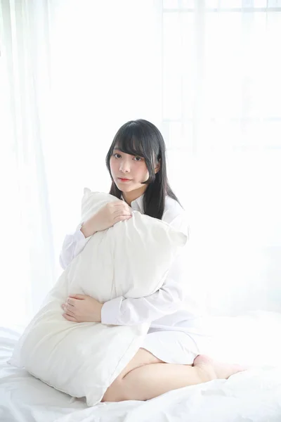Retrato Hermosa Chica Asiática Sentado Con Almohada Dormitorio Blanco — Foto de Stock
