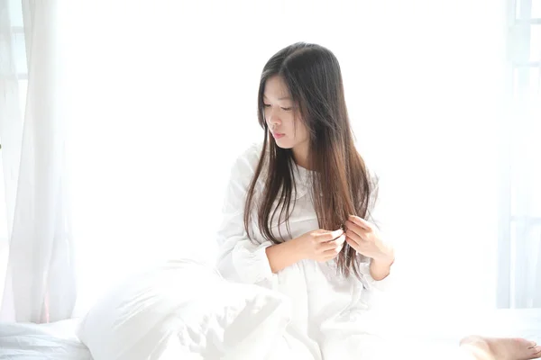 Menina Sentada Com Travesseiro Quarto Branco — Fotografia de Stock