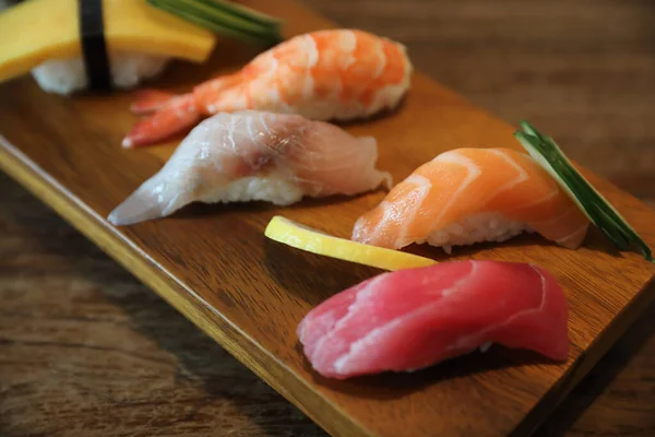 Sushi Set Nigiri Sushi Maki Servido Madeira Comida Japonesa — Fotografia de Stock