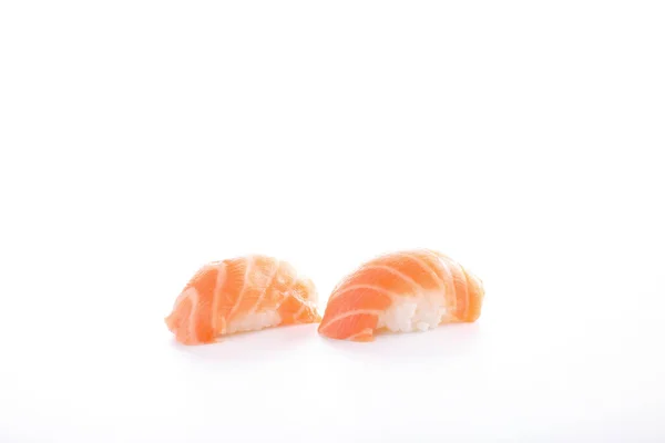 Somon Suşisi Sake Japon Yemeği Beyaz Arka Planda Izole Edilmiş — Stok fotoğraf