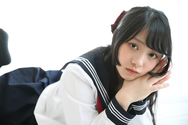 Portret Japans Schoolmeisje Slapen Wit Toon Slaapkamer — Stockfoto