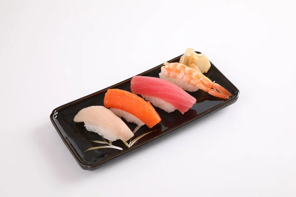 Sushi Set Japanisches Essen Sushi Lachs Thunfisch Garnelen Und Wolfsbarsch — Stockfoto