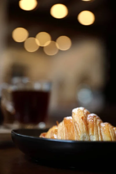 Croissant Avec Café Gros Plan Sur Fond Bois — Photo