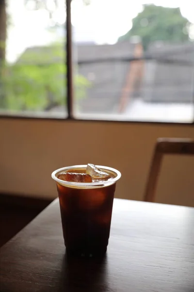 Kahve Dükkanındaki Ahşap Masada Buzlu Kahve — Stok fotoğraf