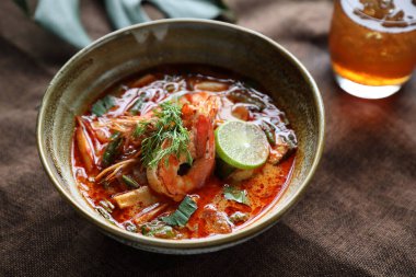 Tom Yum çorbası, Tayland geleneksel baharatlı karides çorbası. 