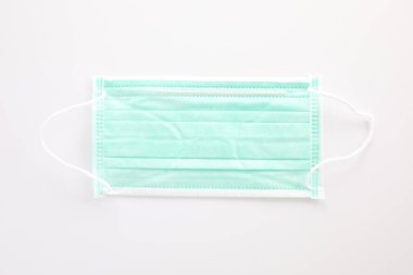 Beyaz arkaplanda izole edilmiş yeşil maske