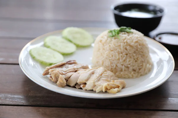 タイ料理グルメ蒸し鶏とライスチャオムンカイ木の背景 — ストック写真