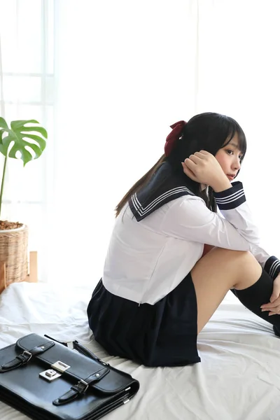 Japanisch Schulmädchen Sitting Auf Schlafzimmer Weiß Ton — Stockfoto