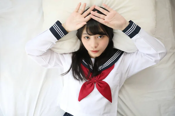 Porträt Japanisch Schulmädchen Schlafen Mit Kissen Weiß Ton Bett Zimmer — Stockfoto
